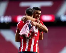 爱游戏注册-马德里竞技迎英超关键赛，加时末段战术微调，质疑声仍在，身体对抗强度拉满(皇家马德里伯纳乌夺冠庆典)